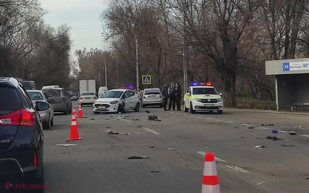 VIDEO, FOTO, UPDATE // Șoferul BMW-ului a decedat pe loc. Accident groaznic în capitală, cu implicarea a trei automobile și a unui camion de mare tonaj. Impactul a fost atât de puternic, încât a fost doborât un copac gros