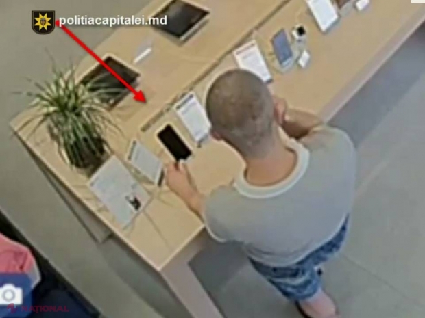 VIDEO // Momentul în care un tânăr FURĂ un telefon dintr-un magazin specializat din Chișinău: Îl folosește pe post de oglindă și apoi îl bagă în buzunar