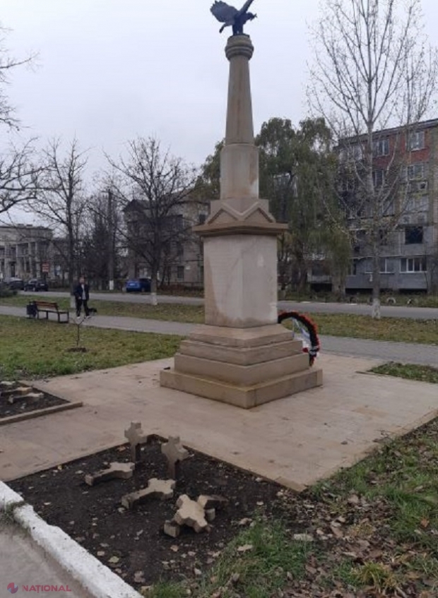 UPDATE // Au fost identificați MINORII vandali. Poliția de la Florești caută tinerii care au VANDALIZAT Monumentul Eroilor Români de pe Aleea Victoriei din oraș: „Cu siguranță o să-i găsim”