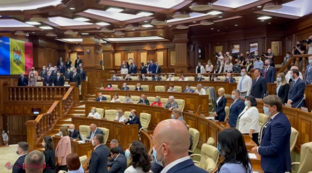 VIDEO // Socialiștii și comuniștii, perdanții alegerilor parlamentare, au REFUZAT ostantativ să se ridice din fotolii atunci când Maia Sandu a intrat în sala Parlamentului