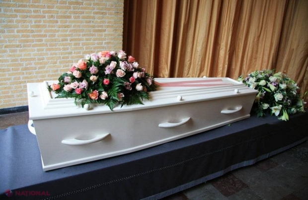 A jefuit casa mamei sale, în timpul funeraliilor femeii