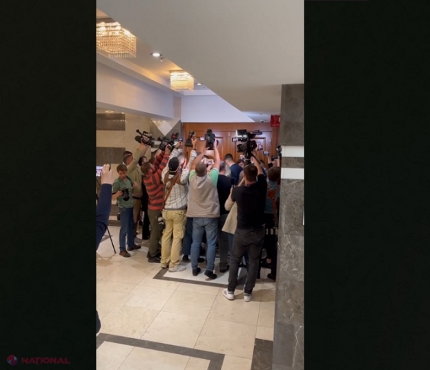 Ședința Parlamentului, marcată de un nou scandal: Cei șapte deputați afiliați lui Șor, interziși la cinci ședințe, au încercat să intre în sală, dar nu au fost lăsați. Comuniștii și socialiștii le-au ținut apărarea