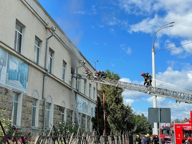 O clădire de pe strada Albișoara a luat foc: Opt echipaje de pompieri, trimise să stingă incendiul