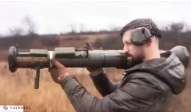 VIDEO // Ce se întâmplă cu un propagandist militar rus care încearcă un lansator suedez de grenade antitanc. Acesta s-a făcut de râs, iar imaginile au devenit virale