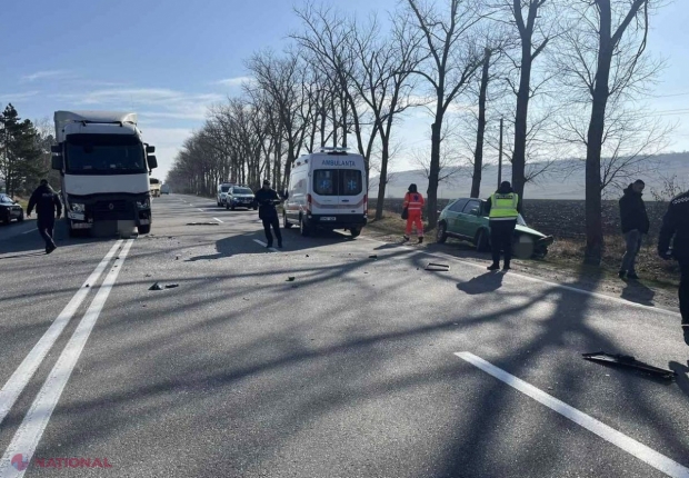 FOTO // Accident grav la Sângerei, soldat cu decesul unei persoane. Victima ar fi efectuat o manevră neregulamentară cu mașina, în urma căreia s-a produs impactul fatal cu un camion