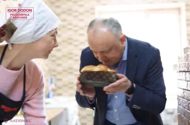 VIDEO // Igor Dodon și soția sa Galina fac „MINUNI” - au scos din cuptor o pască învelită în peliculă, exact ca cele puse în vânzare de „Franzeluța”. Socialistul, asemenea unui actor de la Bollywood, s-a prefăcut că se FRIGE...  ​