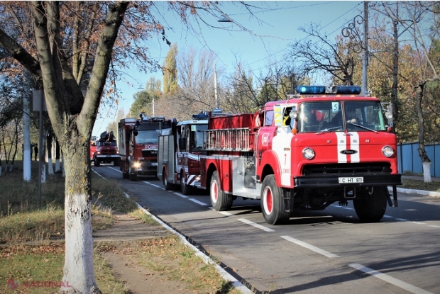 PREMIERĂ // Expoziție „de EPOCĂ” a autospecialelor de intervenție ale pompierilor, la Chișinău