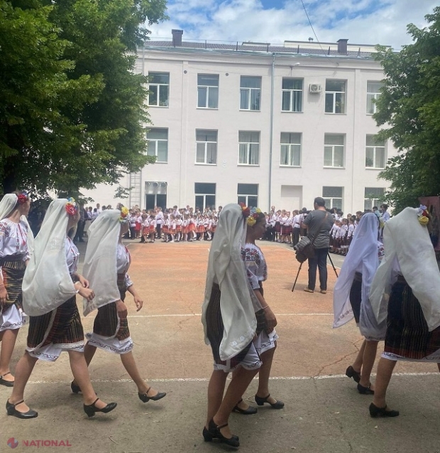 VIDEO // Elevii mai multor licee din R. Moldova au îmbrăcat haine naționale și s-au prins în „Trenulețul” Chișinău-București: Atmosferă incendiară la Festivalul „Mându mi-i neamul și jocul”