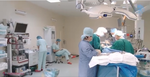 VIDEO // O tumoare gigantă, extirpată din burta unei femei de către chirurgii de la SCR „Timofei Moșneaga”: Pacienta este deja acasă