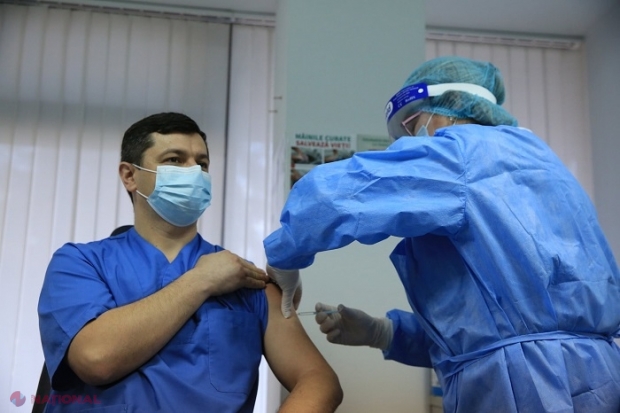 VIDEO // Vaccinarea anti-COVID începe la Spitalul Clinic Republican din Chișinău: Primul medic din R. Moldova imunizat cu o doză AstraZeneca. „În sfârșit este o lumină în acest tunel”