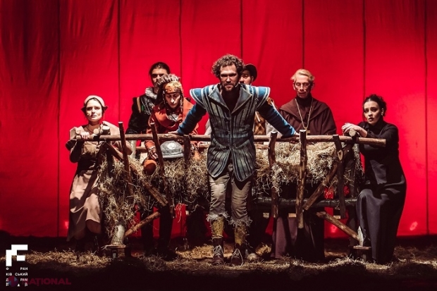 Regizorul Mihai Țărnă a montat spectacolul „Don Quijote” în Ucraina, la Ivano-Frankivsk: „Acolo așa e regula: dacă în timpul unui spectacol se aude sirena, toți trebuie să coboare în subsolul teatrului”