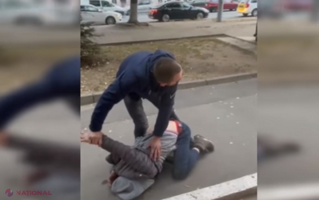 VIDEO // Momentul în care niște trecători prind și imobilizează un HOȚ în centrul Chișinăului, la scurt timp după ce a furat dintr-o gheretă: Mihai și Dorin, premiați pentru ajutorul acordat Poliției