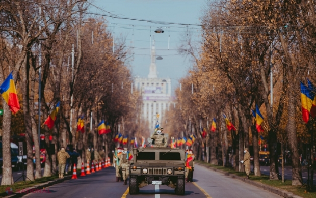 FOTO // Comandantul Armatei Naționale, şeful Marelui Stat Major din R. Moldova, a participat la Parada militară de la București