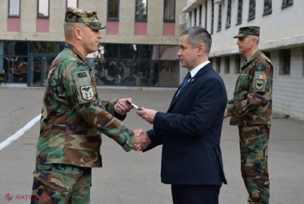 FOTO // Căpriori, arc și stele: Epoleți NOI pentru militarii din Armata Națională