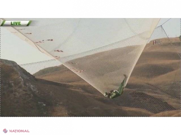 VIDEO // Salt în gol fără paraşută, de la 8.000 de metri