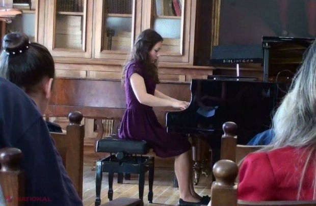 Adolescenta noastră din Portugalia cântă ca un pianist desăvârșit   