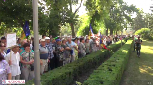 VIDEO // Zi FIERBINTE la Chișinău. Protestatarii au ajuns la Președinție și anunță o manifestație și mâine