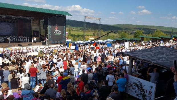 „Noi suntem români” și „Unire”: Zeci de ansambluri folclorice și primari de pe ambele maluri ale Prutului s-au reunit la „Vatra” la „Centenar Fest”
