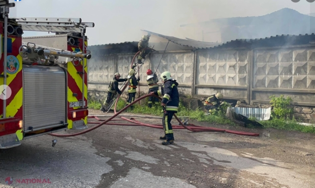 VIDEO, FOTO // Incendiu de proporții la un DEPOZIT din capitală. Patru autospeciale au intervenit pentru a nu admite răspândirea flăcărilor spre un transformator electric