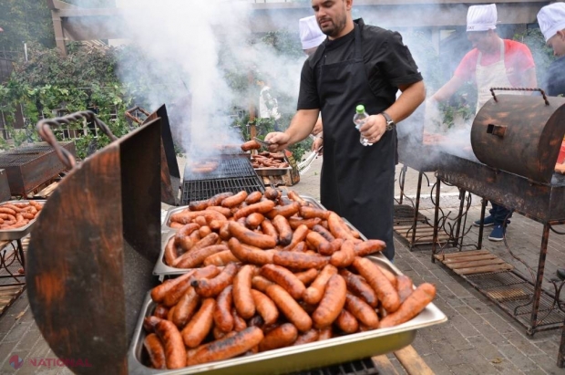 FOTO // La Orhei „Ziua Vinului” este sărbătorită cu multă veselie, muzică și cârnăciori la grătar, oferiți gratuit. Au venit circa 20 de mii de persoane