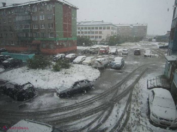 FOTO // A nins în luna iulie! Cum arată orașul din Rusia cu „zăpadă de vară”