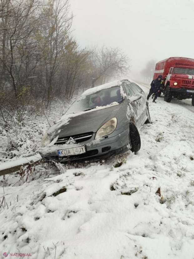 FOTO // O mașină în care se aflau și doi copii minori a derapat de pe traseu și a căzut în șanț: Unde se circulă cu dificultate la această oră, din cauza ninsorii