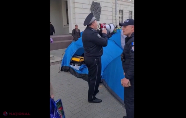 VIDEO // Poliția a RIDICAT mai multe corturi din fața Procuraturii Generale