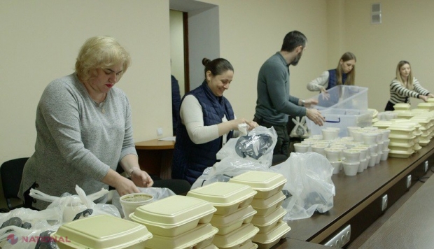 FOTO // Prânzurile calde oferite de A.S.I.C.S. reprezintă o SALVARE pentru persoanele nevoiașe din sectorul Centru al capitalei. Asociația a oferit deja peste 10 500 de prânzuri: „Această campanie are un IMPACT major”