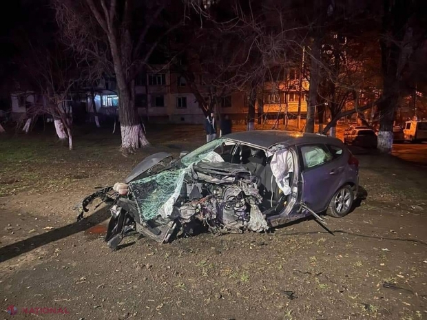 FOTO // Viteza excesivă a ucis un tânăr în Chișinău: Conducea cu peste 250 km/h pe o stradă din Chișinău, când a doborât cu mașina un pilon electric