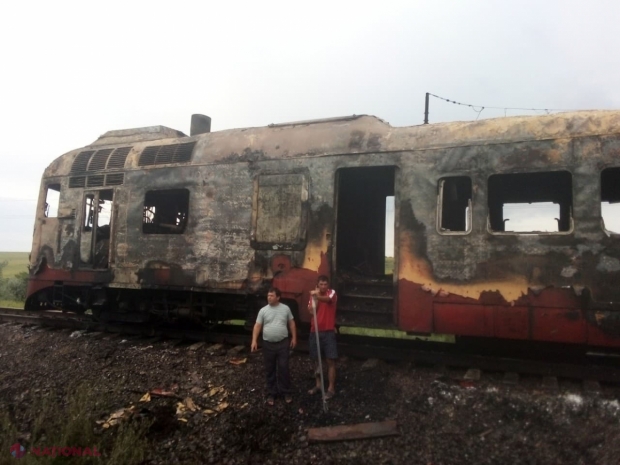 FOTO // Un tren plin cu pasageri a luat FOC din mers la Fălești: Două persoane, la spital