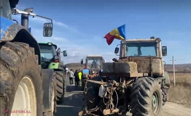 LIVE VIDEO // Fermierii au BLOCAT drumul de acces către punctul de trecere a frontierei Leușeni - Albița. Agricultorii vor să fie ASCULTAȚI de către autorități. Mai mulți transportatori și călători cer deblocarea drumului spre România