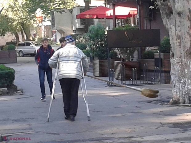 Poza zilei // A ieșit în CÂRJE, de Ziua Orașului, să măture străzile