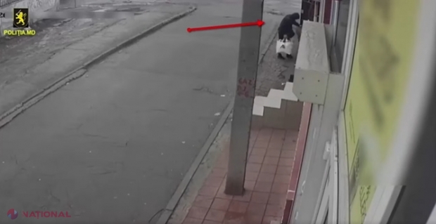 VIDEO // Momentul în care un ins SPARGE o casă din Chișinău și iese din locuință cu gențile pline, FILMAT: Hoțul a fost prins