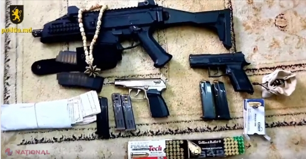 Grupare infracțională formată din opt moldoveni și azeri, implicată în traficul internațional de drogur, destructurată în R. Moldova: Arsenal de arme depistat în timpul perchezițiilor desfășurate în Chișinău
