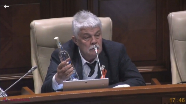 VIDEO // Un deputat a adus în Parlament un „JAVELIN”. Propunerea adresată lui Voronin: „Dacă ne oferă cele CINCI voturi pentru ca să modificăm articolul 13 din Constituție, atunci pot să-i cedez acest „Javelin” ucrainean”