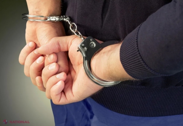 Tânăr de 21 de ani, CONDAMNAT la 16 ani de pușcărie, după ce a ucis cu o deosebită cruzime un bărbat. Victima a fost doborâtă la pământ, iar făptașii au continuat să-i aplice lovituri sărind cu picioarele peste abdomen, cutia toracică și cap