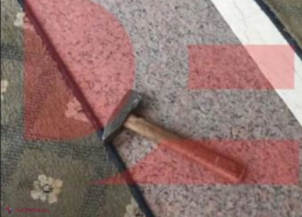 FOTO // Provocare la Parlamentul R. Moldova. Un bărbat din Florești a SPART un geam al clădirii cu un CIOCAN. Ce l-a determinat să recurgă la acest gest