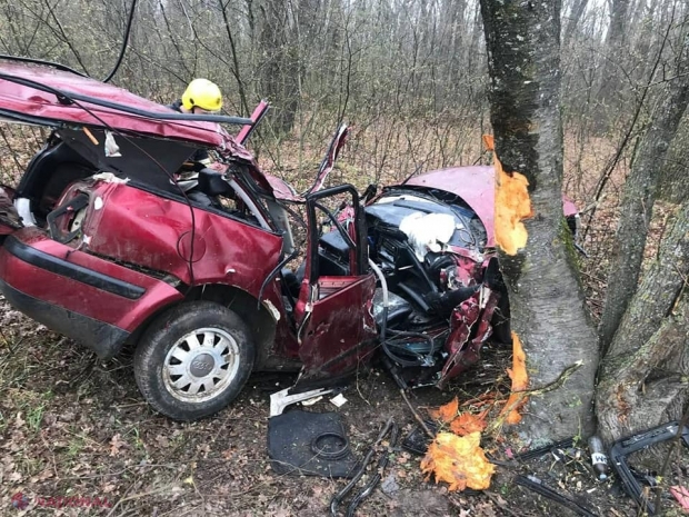 FOTO // Doi soți au MURIT într-un teribil accident la Ocnița, după ce automobilul s-a izbit violent de un pom: Două fetițe au rămas orfane