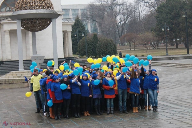 FOTO // Acțiune pentru susținerea INTEGRĂRII europene a R. Moldova: „MÂNDRI că suntem EUROPENI”