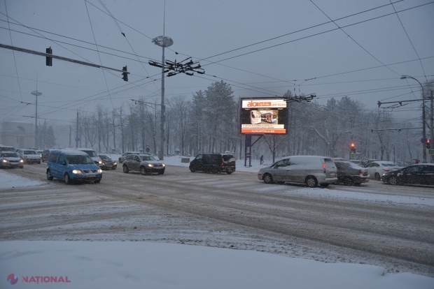 VIDEO // Situație DIFICILĂ pe drumurile din R. Moldova: Camioane blocate în zăpadă, mașini derapate de pe traseu și troleibuze cu itinerarul scurtat