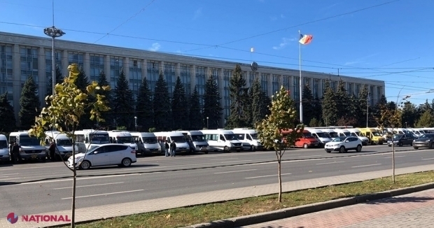 DOC // Transportatorii de pasageri AMENINȚĂ autoritățile cu o nouă grevă. Aceștia se plâng că ar fi fost PĂCĂLIȚI de reprezentanții MEI, după ce au ajuns la un compromis privind MAJORAREA tarifelor