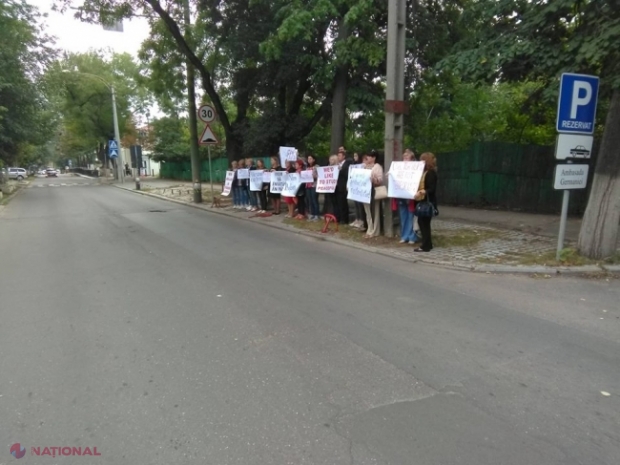 FOTO // Profesori, părinți, dar și elevi cer SPRIJINUL Statelor Unite ale Americii și Germaniei pentru ca rețeaua de licee „Orizont” să fie lăsată în pace, iar persoanele deportate în Turcia să fie eliberate