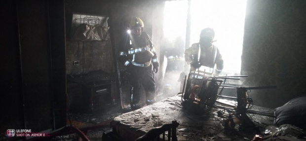 FOTO // Două apartamente dintr-un bloc de locuit de la Sculeanca, distruse de flăcări