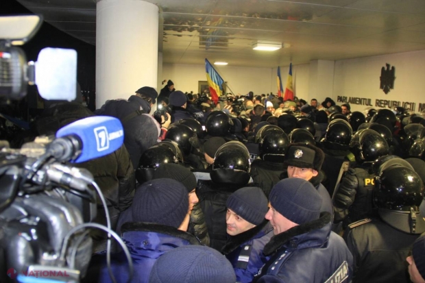 LIVE VIDEO, FOTO // Mii de polițiști la sediul Parlamentului. Protestatarii au aprins ruguri