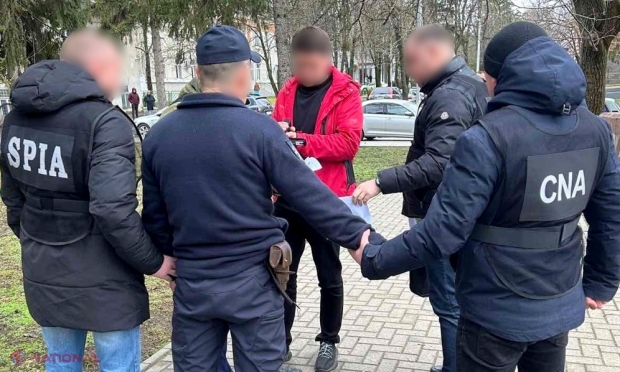 FOTO // Un polițist a luat MITĂ de 800 de euro chiar în preajma IP Cimișlia, dar a fost imediat reținut de angajații CNA și SPIA. „Omul legii” a fost denunțat de cel căruia i-a propus „ajutor”