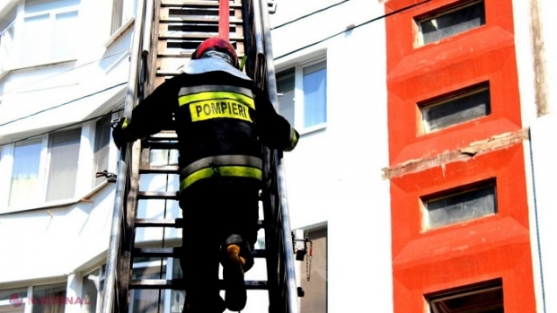 Un apartament de la etajul șase al unui bloc de locuit din Ungheni a luat foc, cel mai probabil de la o țigară nestinsă: Trei copii evacuați de urgență
