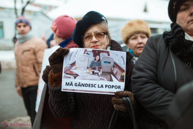 FOTO // Susținătorii Partidului „Șor” au organizat un flash-mob, „Coridorul rușinii”, la sediul PAS: „Maia, noi nu suntem like-uri, noi suntem poporul; Maia, afară din țară”