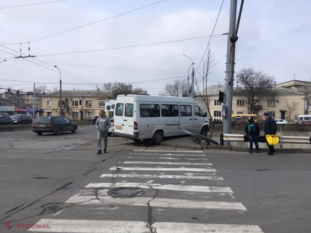 FOTO // Un microbuz de rută, la un pas să CADĂ de pe podul de la Telecentru