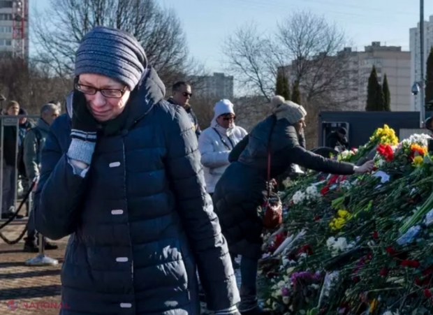 „Abia se mai vede crucea de atâtea flori”. Rușii continuă să vină la mormântul lui Aleksei Navalnîi pentru a treia zi consecutiv 