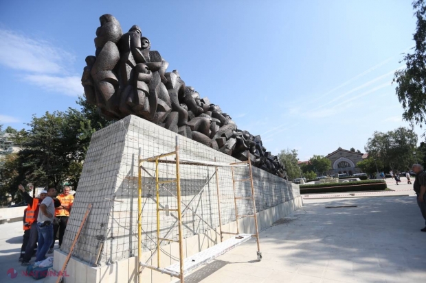 REPORTAJ FOTO // Monumentul în memoria deportaților a fost instalat la Chișinău